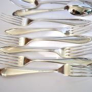 Ménagère 30 couverts de table modernistes en métal argenté chantourné DEETJEN