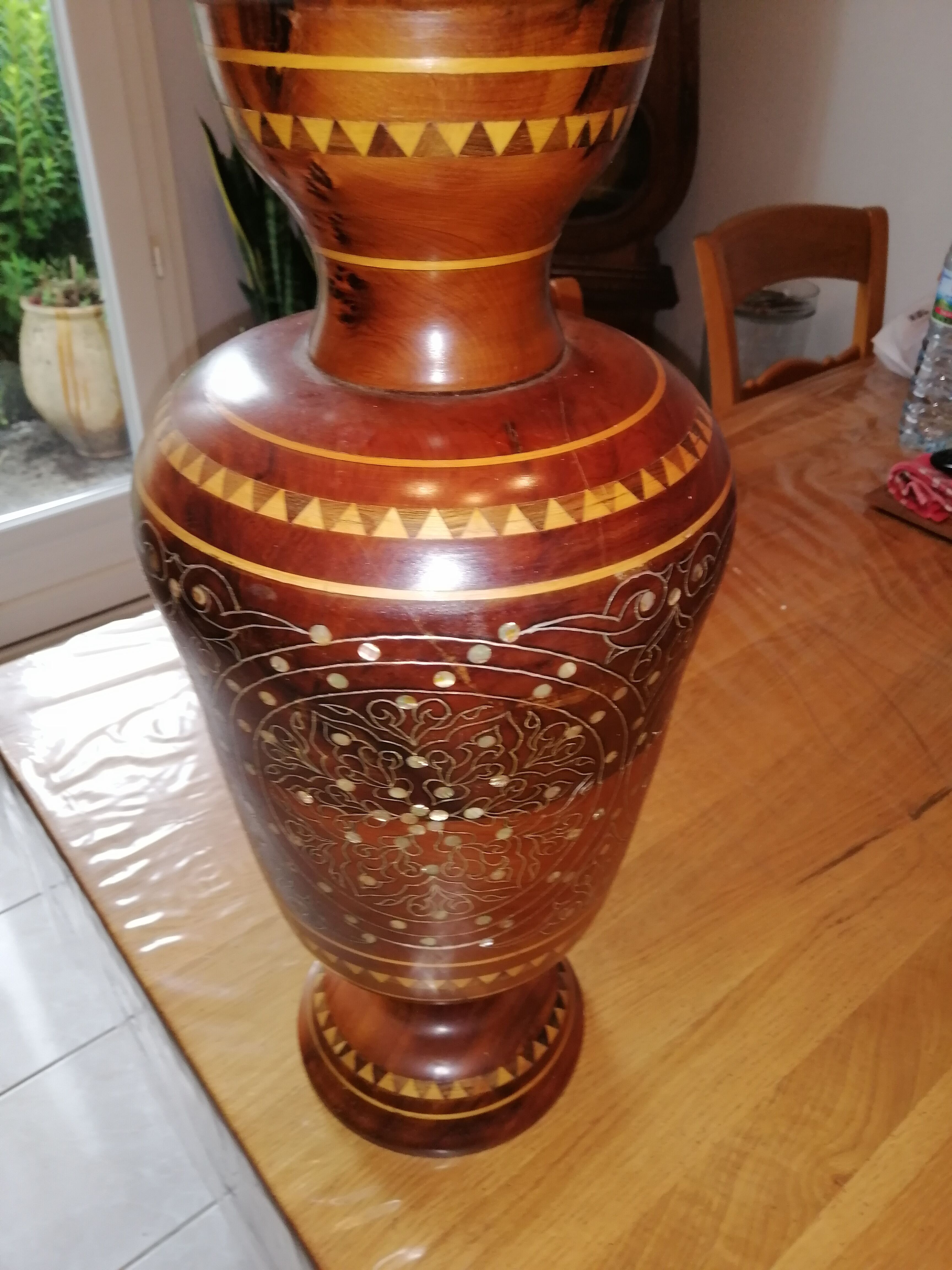 Vase en bois laqué et décoré