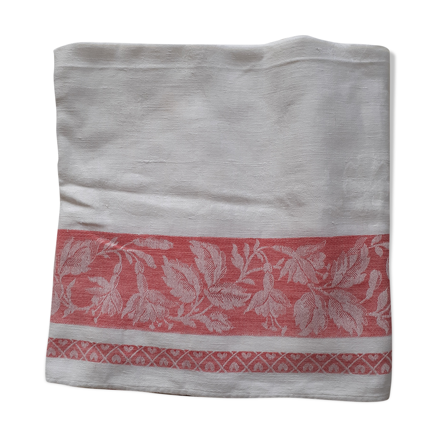 White damask tablecloth. Breve. Large red entourage.