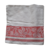 White damask tablecloth. Breve. Large red entourage.