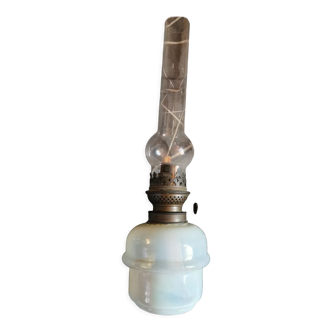 Lampe à pétrole opaline