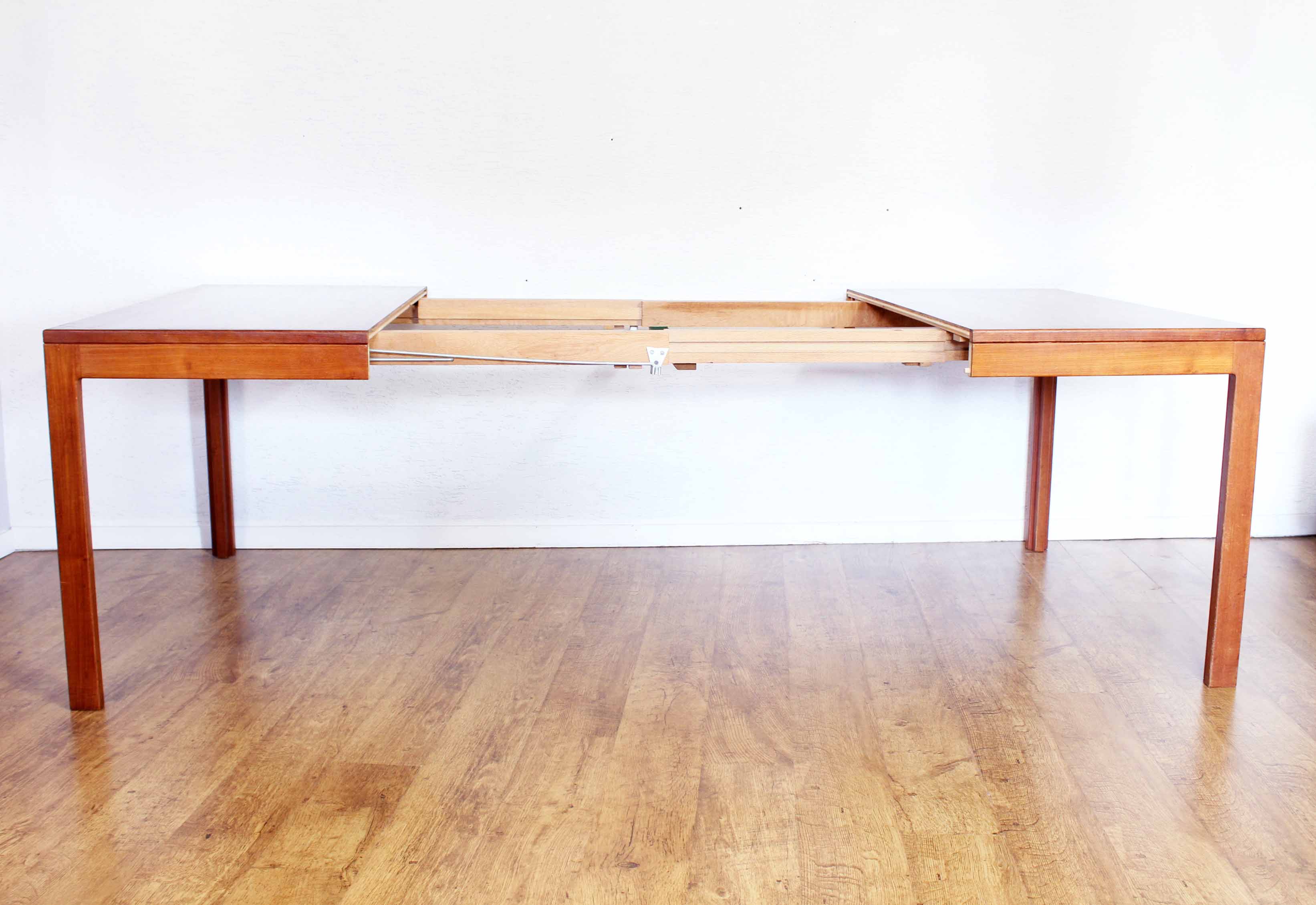 Table scandinave extensible en teck 4 à 10 personnes