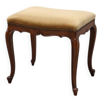 Tabouret en noyer de style Louis XV avec des pieds cabriole et un siège en velours, France, 20e.