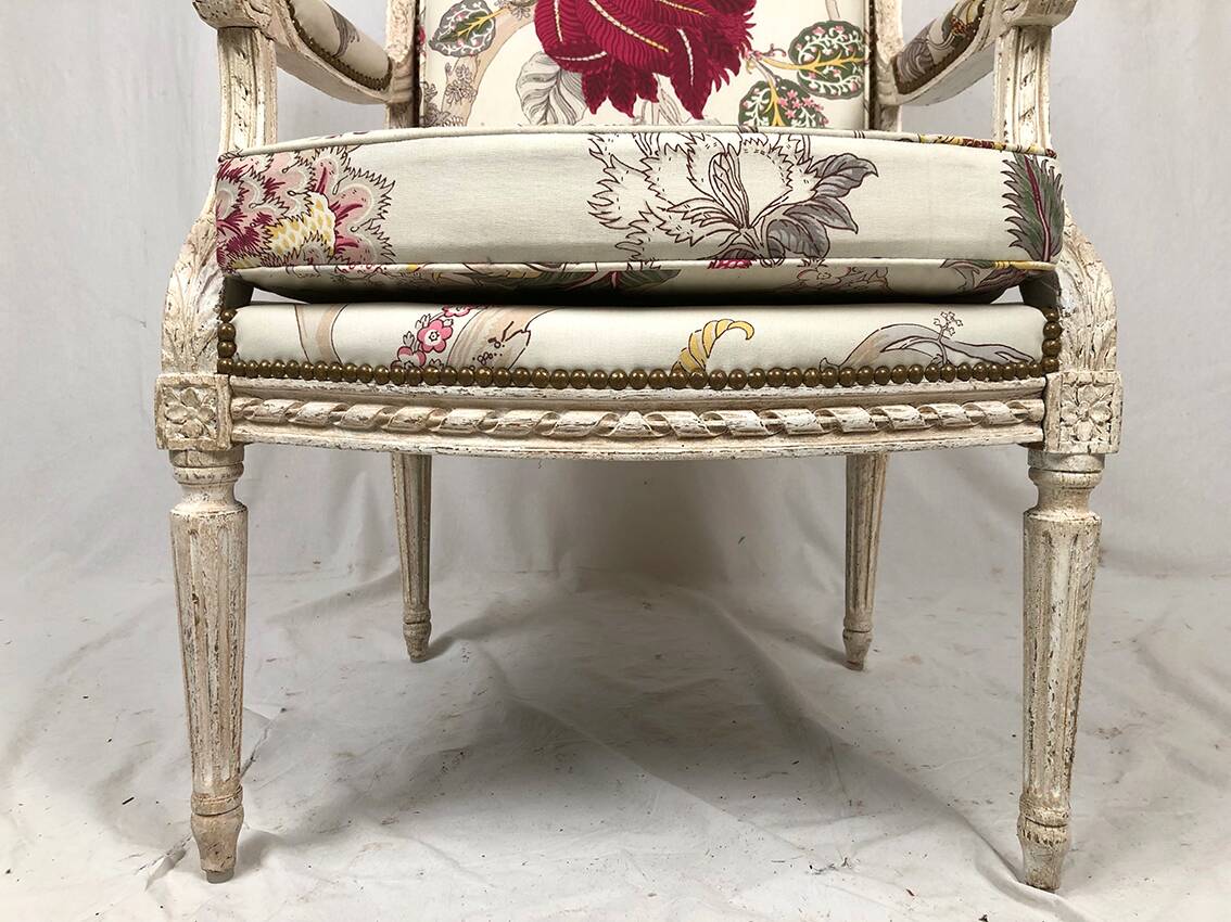 Louis XVI style armchair in white lacquered wood, 19th century