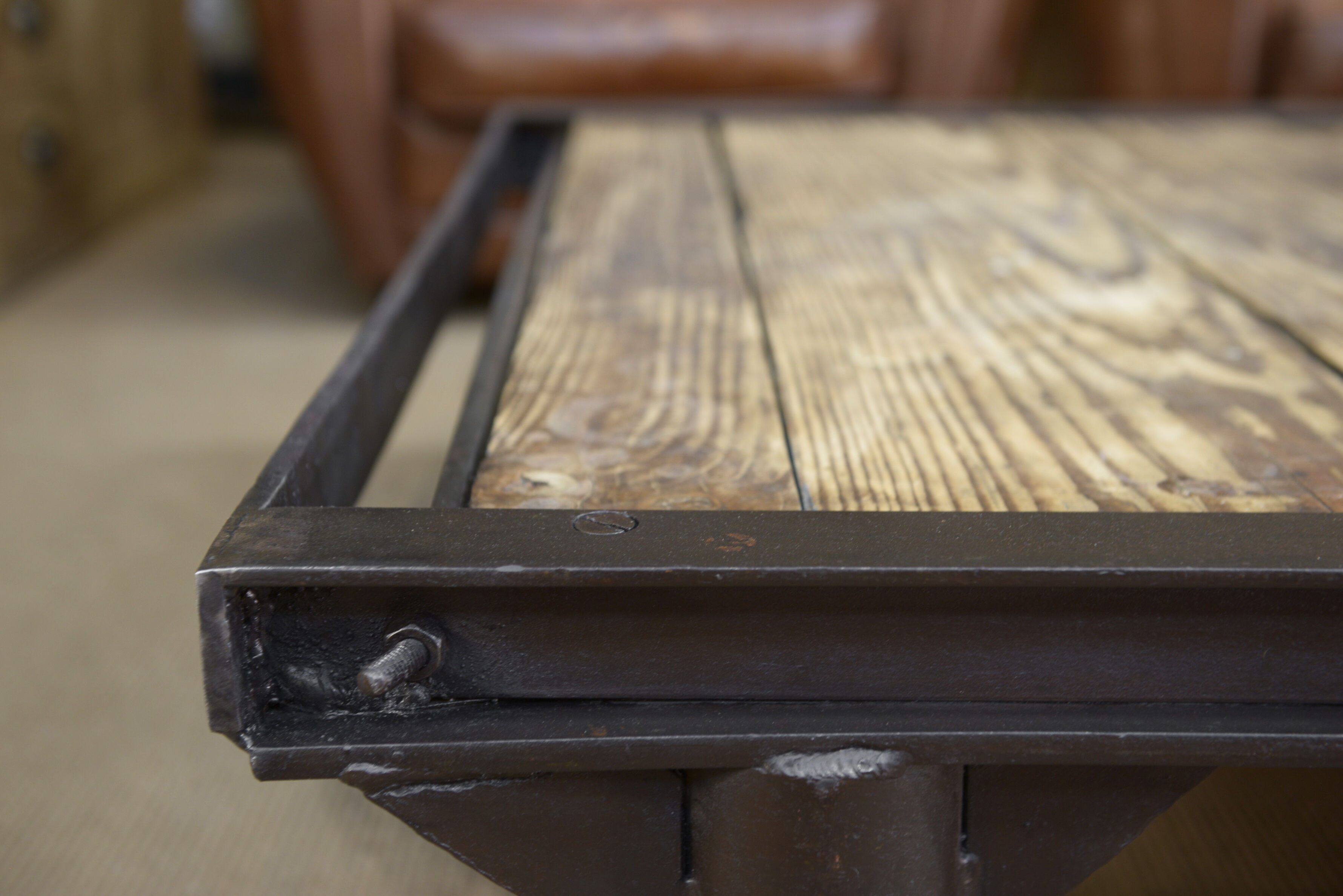 Table basse industrielle en métal et sapin 1950