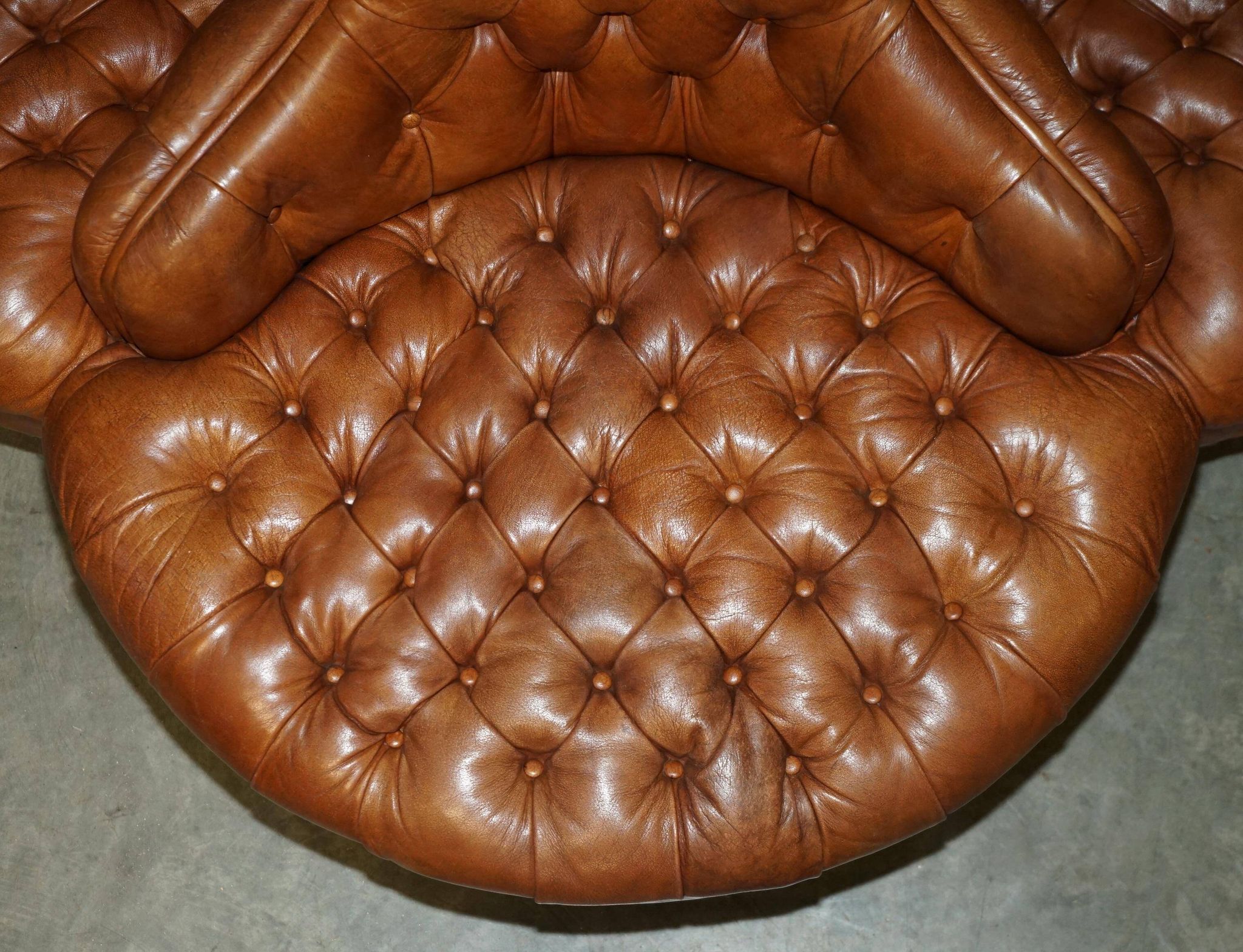 Heritage leather Chesterfield sofa, four-seater, Tête-à-Tête model.