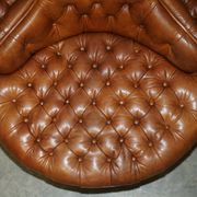 Heritage leather Chesterfield sofa, four-seater, Tête-à-Tête model.
