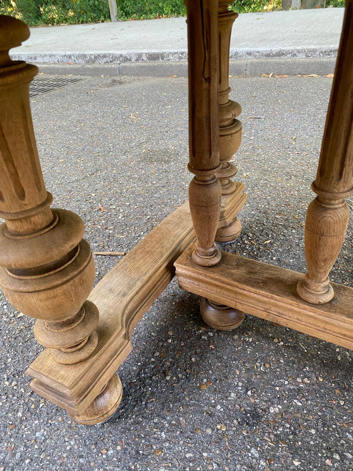Henri II dining table stripped in solid oak from the 19th century.