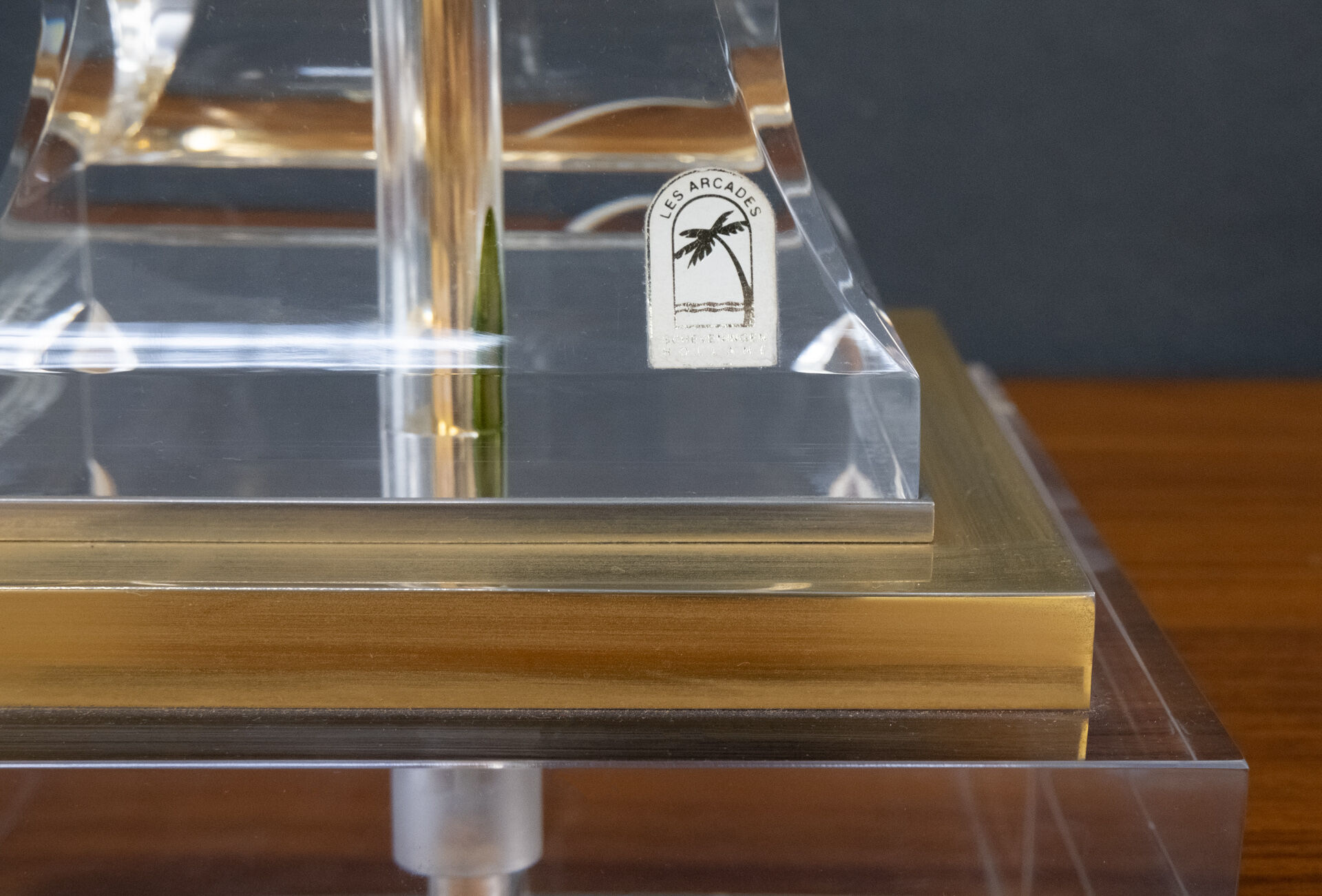 Les arcades lucite gold-plated brass table lamp