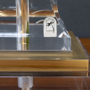 Lampe de table en laiton plaqué or Les Arcades Lucite