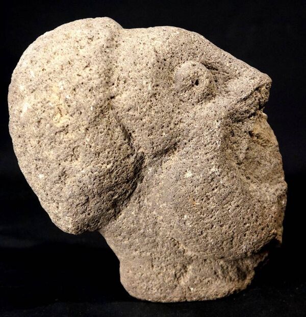 Tête sculptée en pierre volcanique, haute époque chrétienne