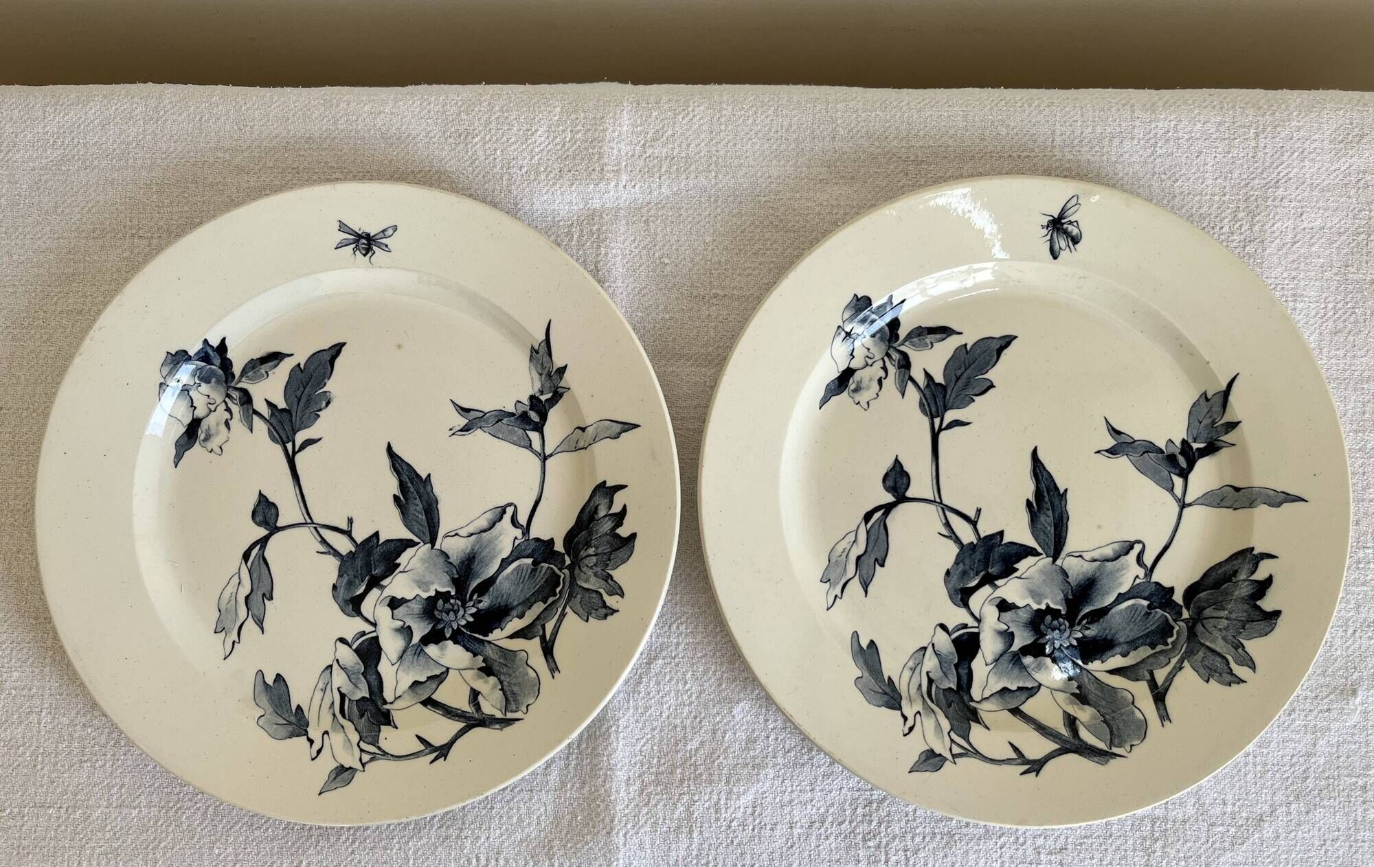 Pair of poppy dishes, Summer decoration, Gien earthenware from the 19th century.