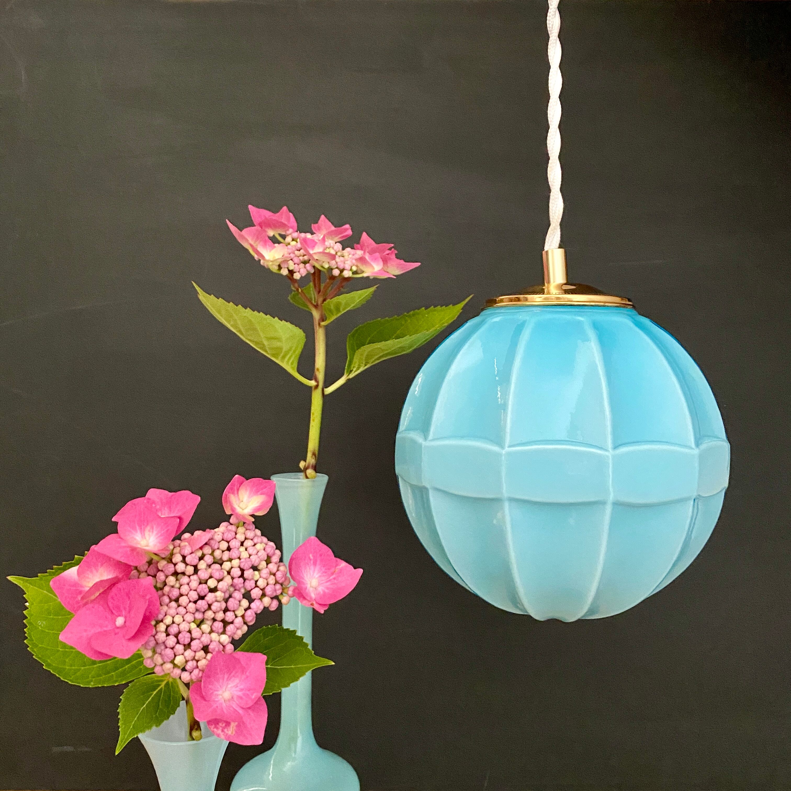 Suspension globe vintage en opaline bleue