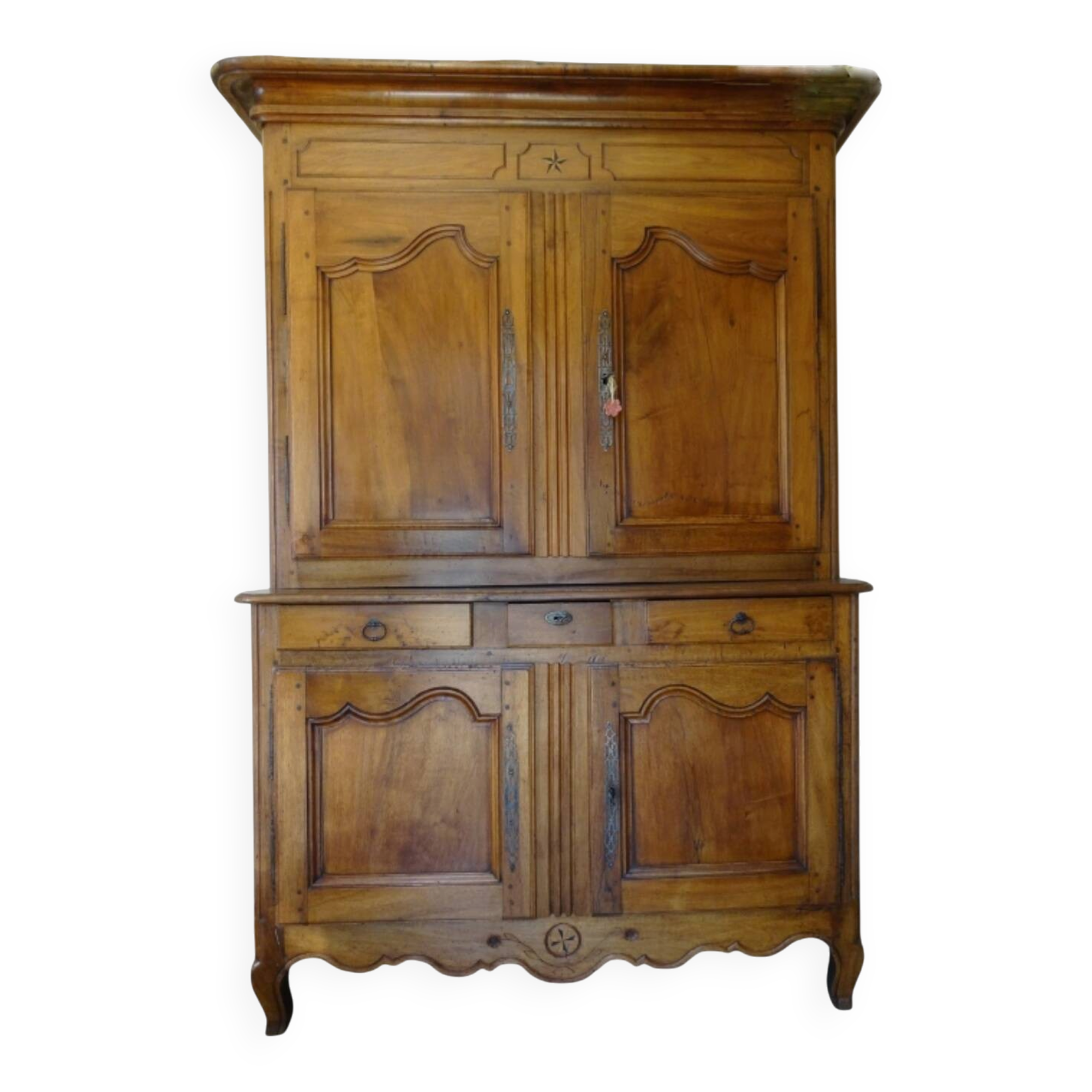 magnificent two-body buffet from the 18th century in walnut – an exceptional antique piece