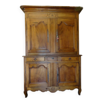 magnificent two-body buffet from the 18th century in walnut – an exceptional antique piece