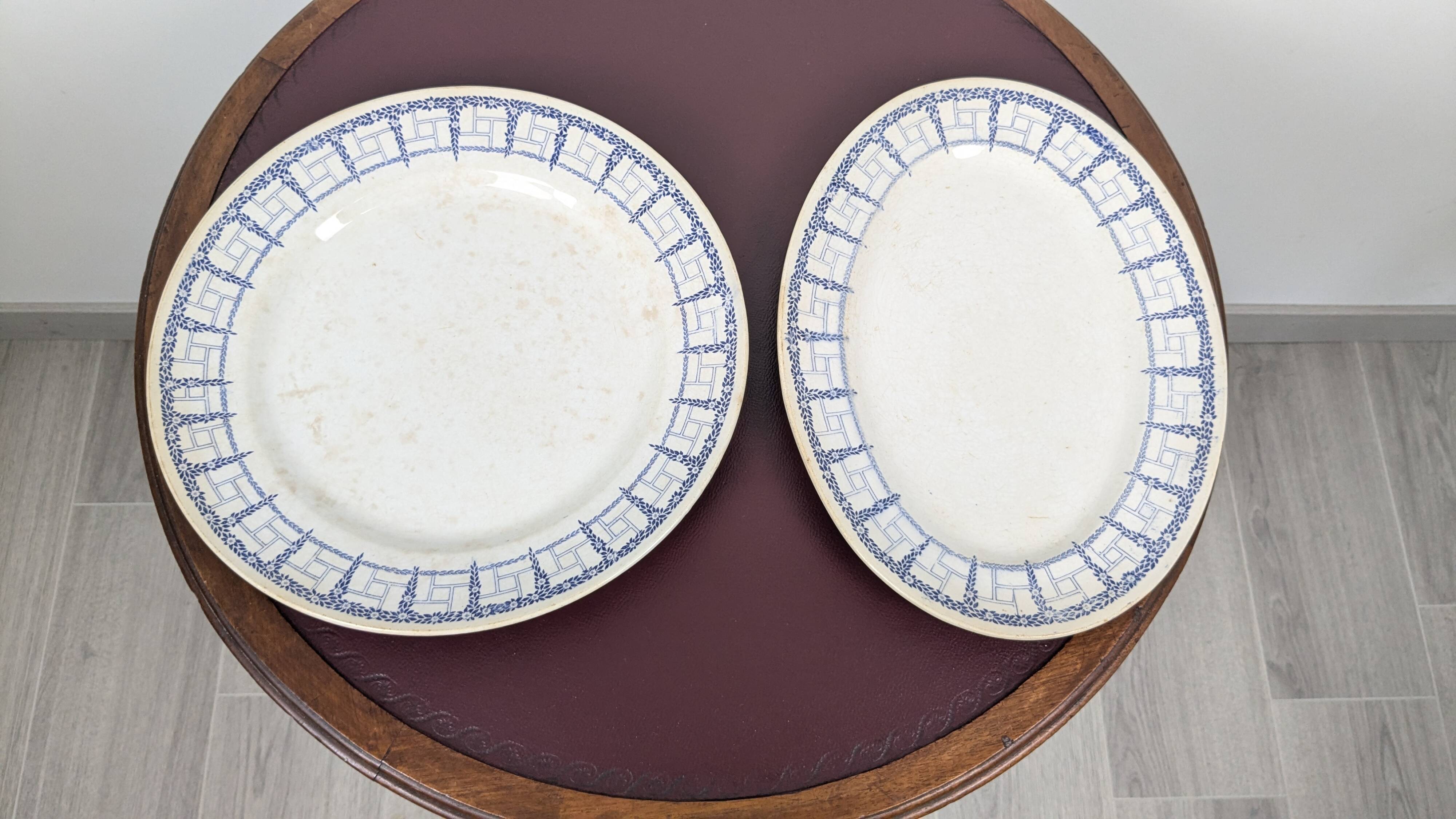 Paire de plats en faïence des Nouvelles Galeries, modèle Marly