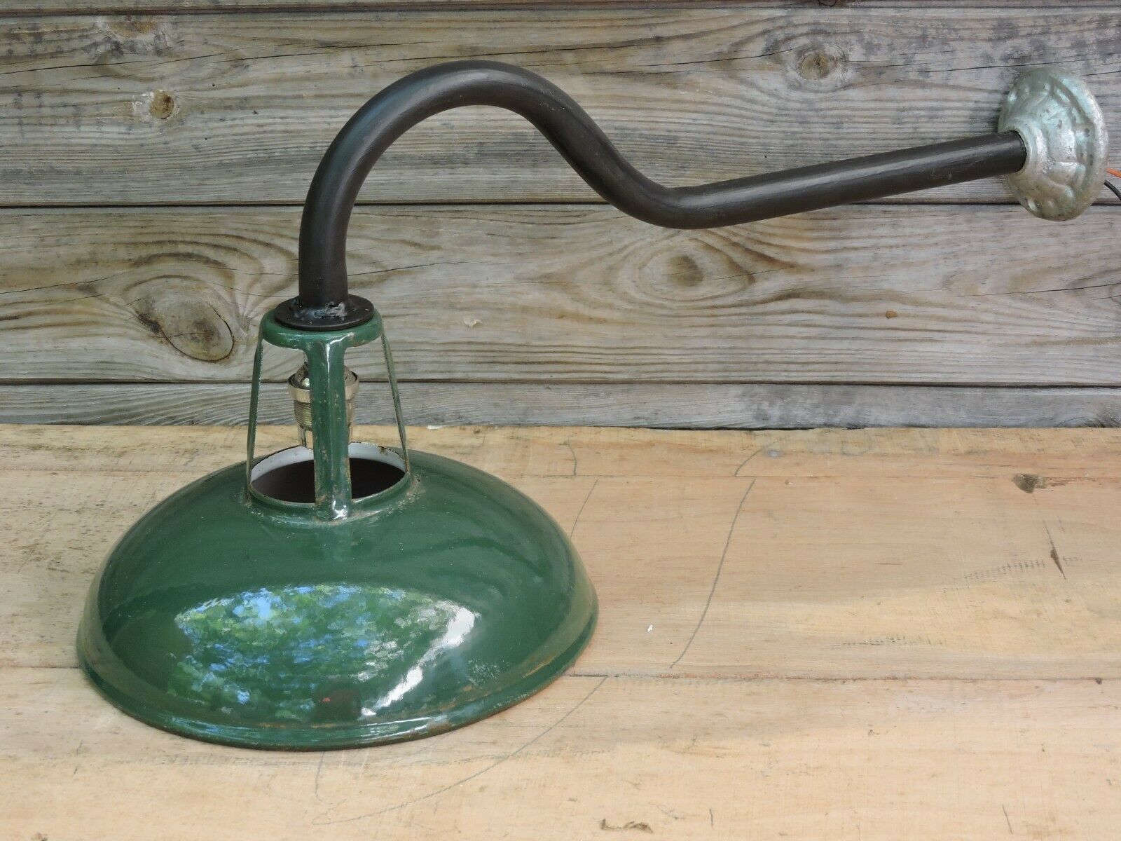 Enamelled swan collar lamp