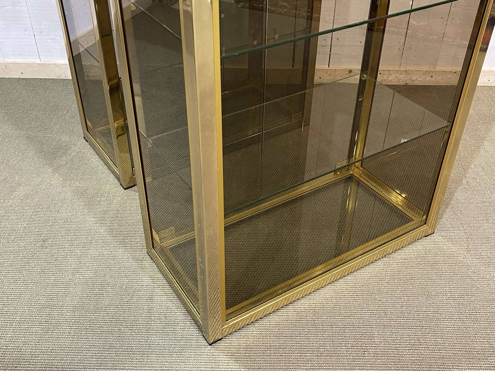 Paire de vitrines d'exposition en chrome doré et verre fumé - années 80
