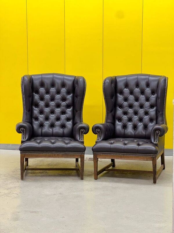 Chaise à dossier à oreilles de style Chesterfield en cuir capitonné vintage (le prix est pour une chaise)