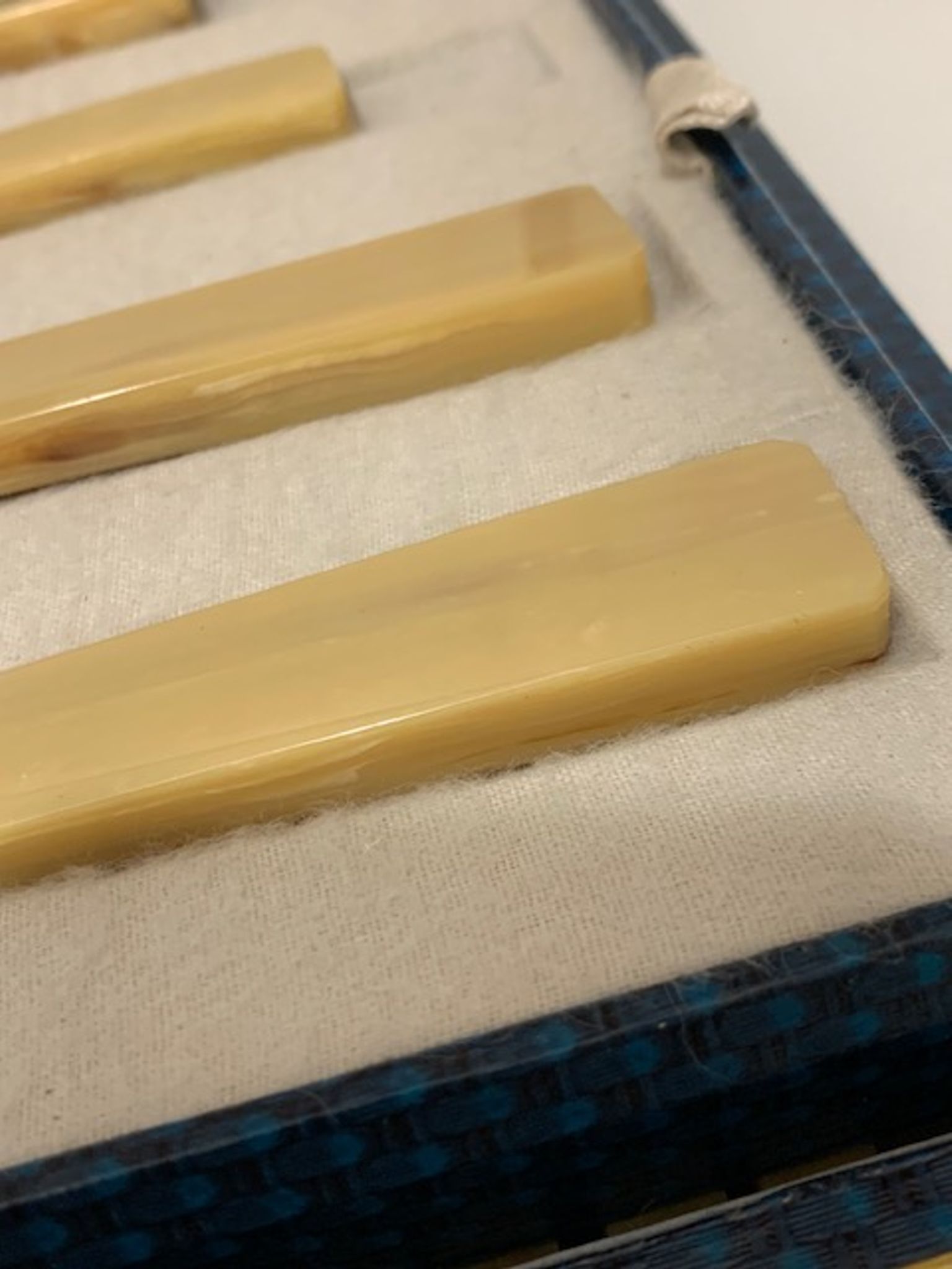 Ménagère de 26 couverts de table en inox et bakélite
