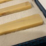 Ménagère de 26 couverts de table en inox et bakélite