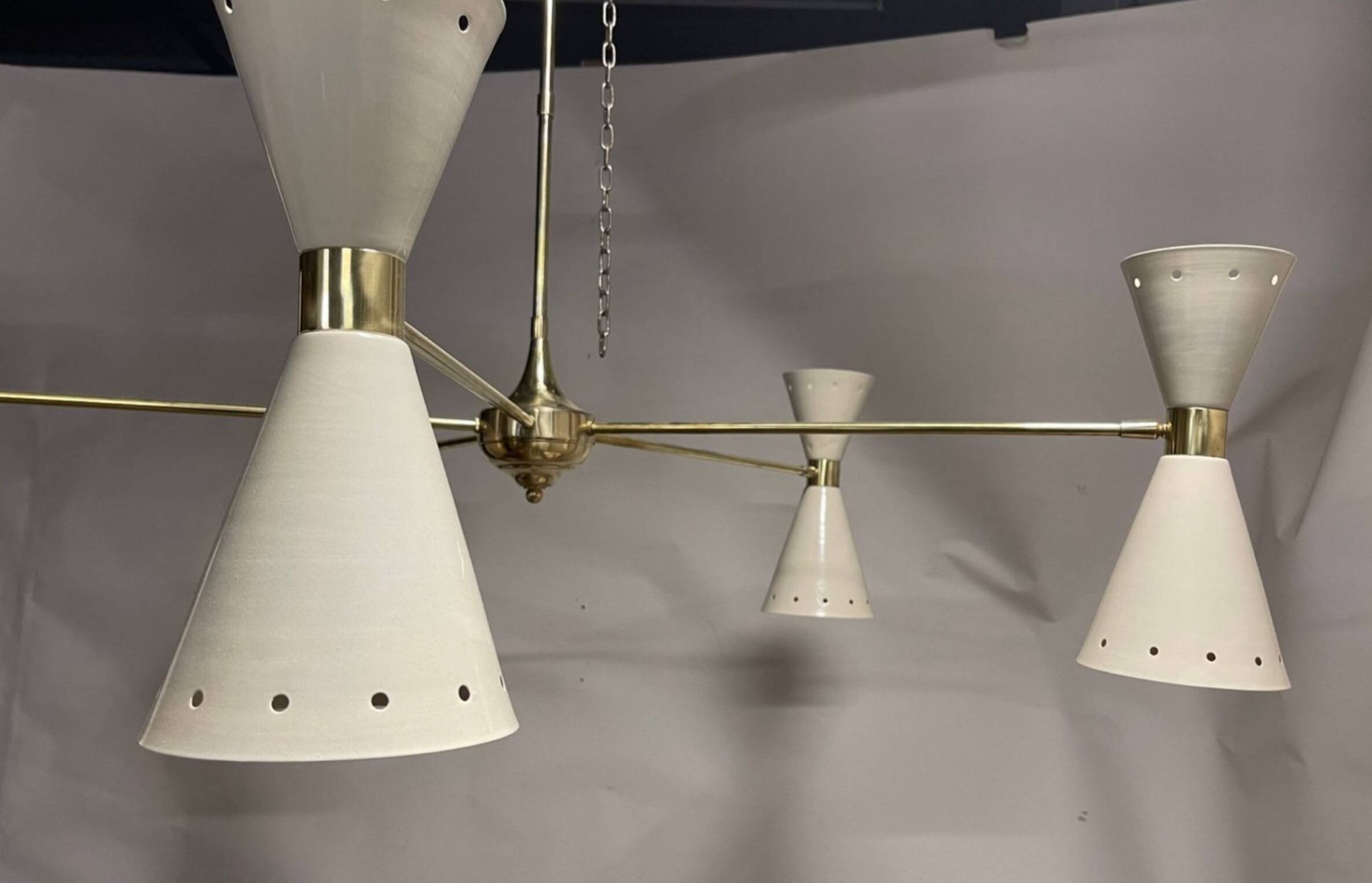 Lampadario a forma di cono in ottone