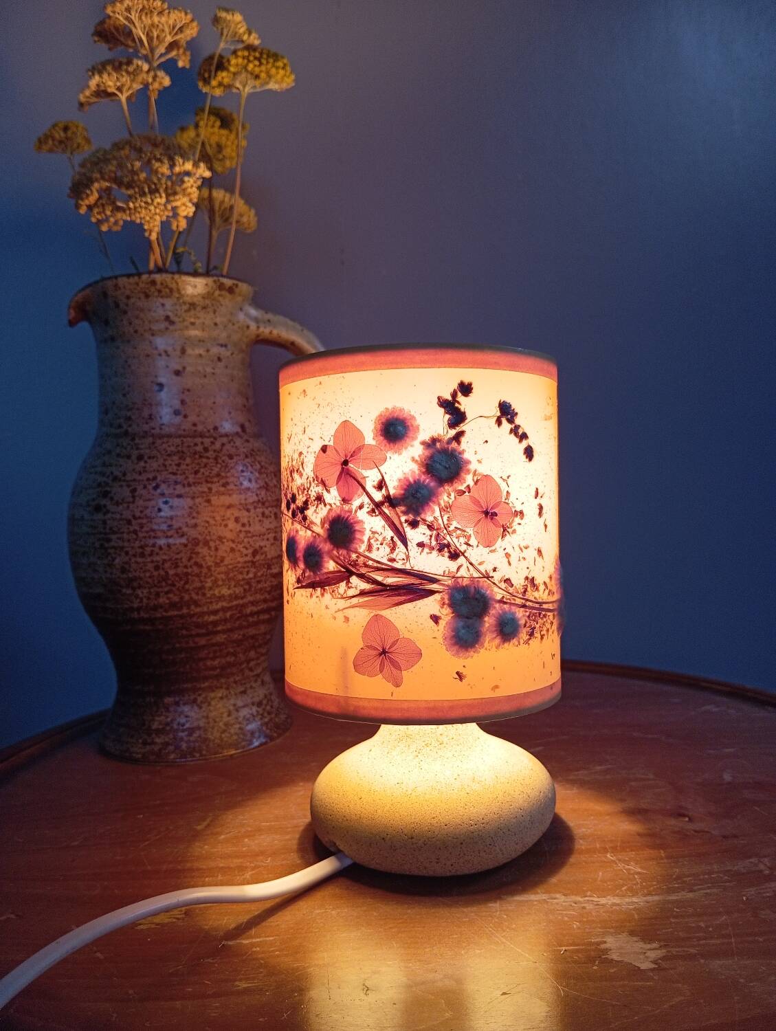 Mini lampe pierre, abat-jour incrustation fleurs séchées vintage 70