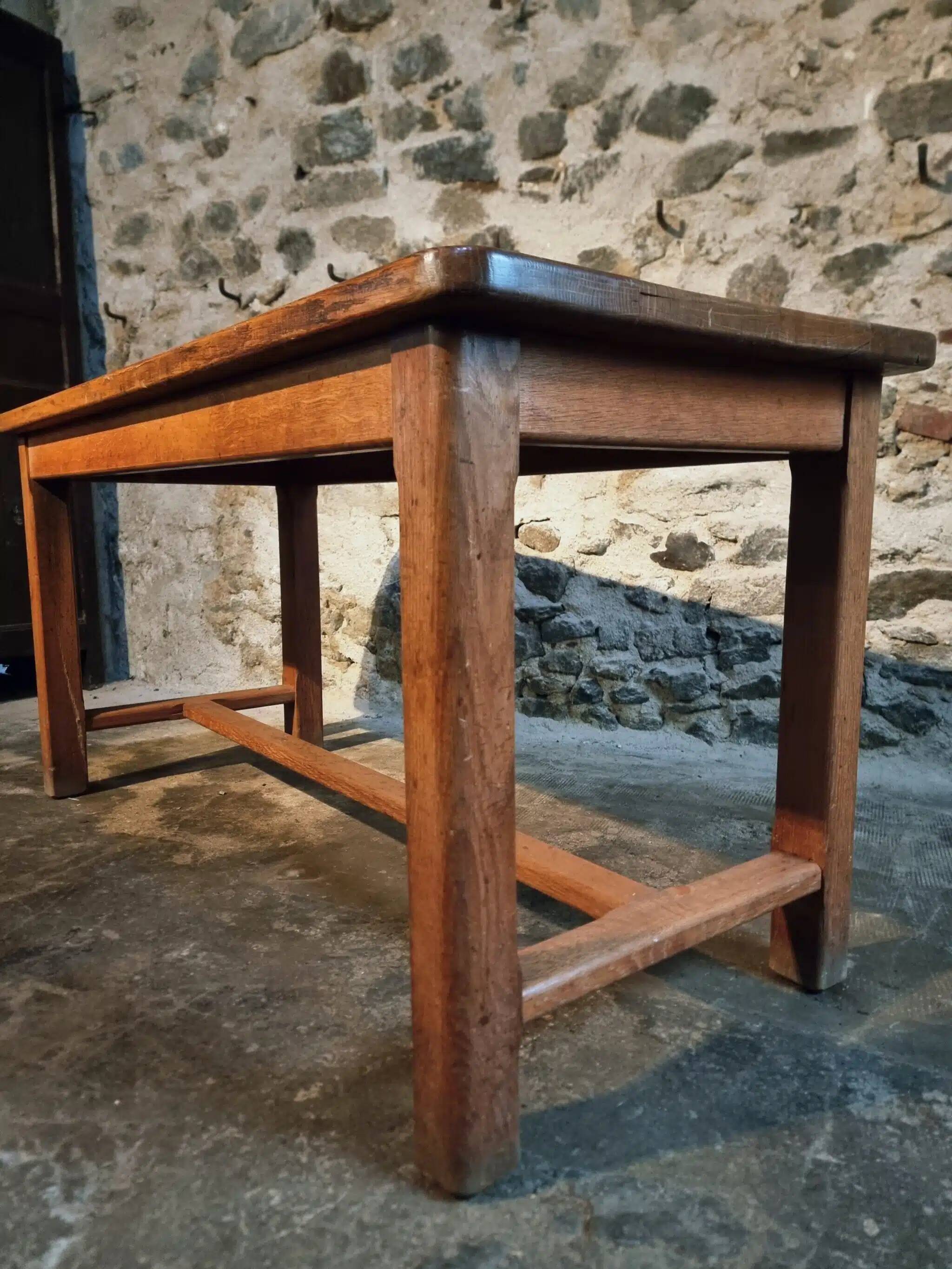 Table vintage en chêne français avec finition vernie d'origine