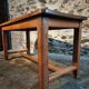 Table vintage en chêne français avec finition vernie d'origine