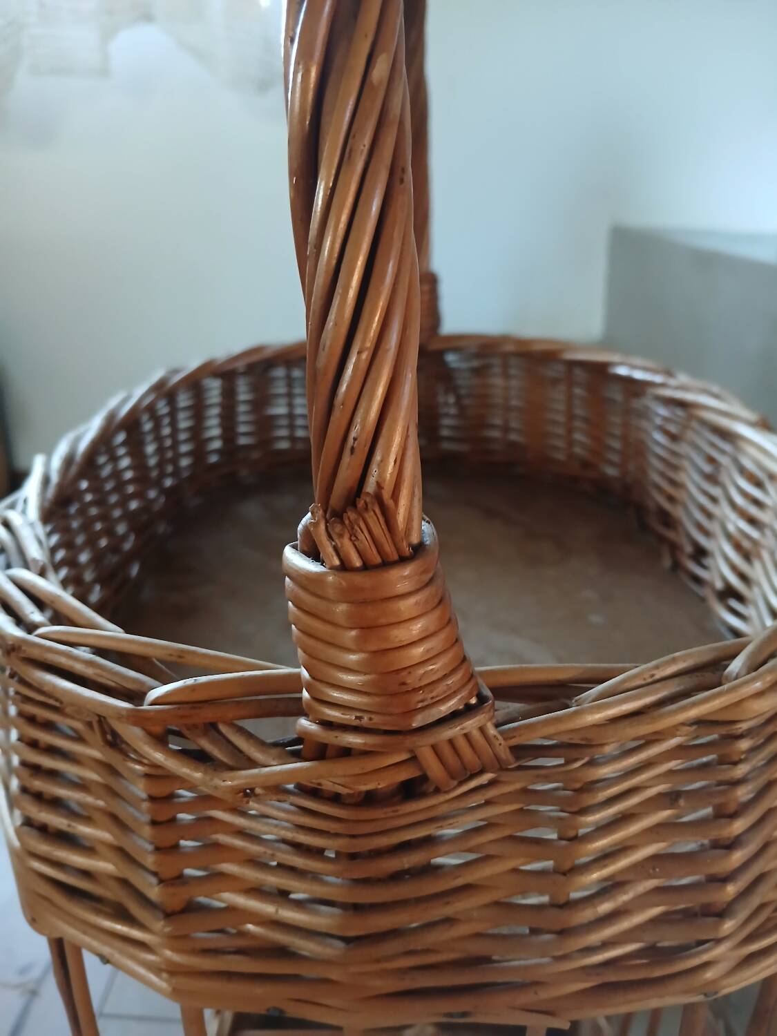 Panier porte bouteilles ancien en rotin