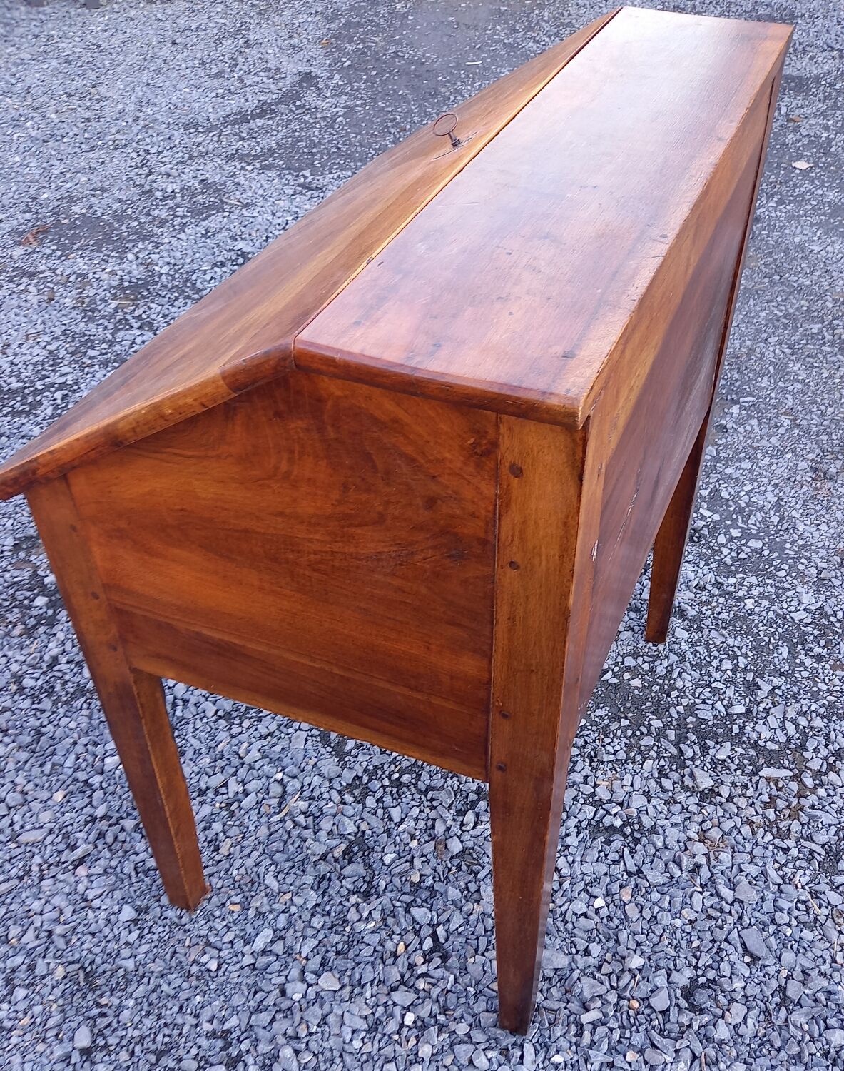 Speed bump desk Louis XVI