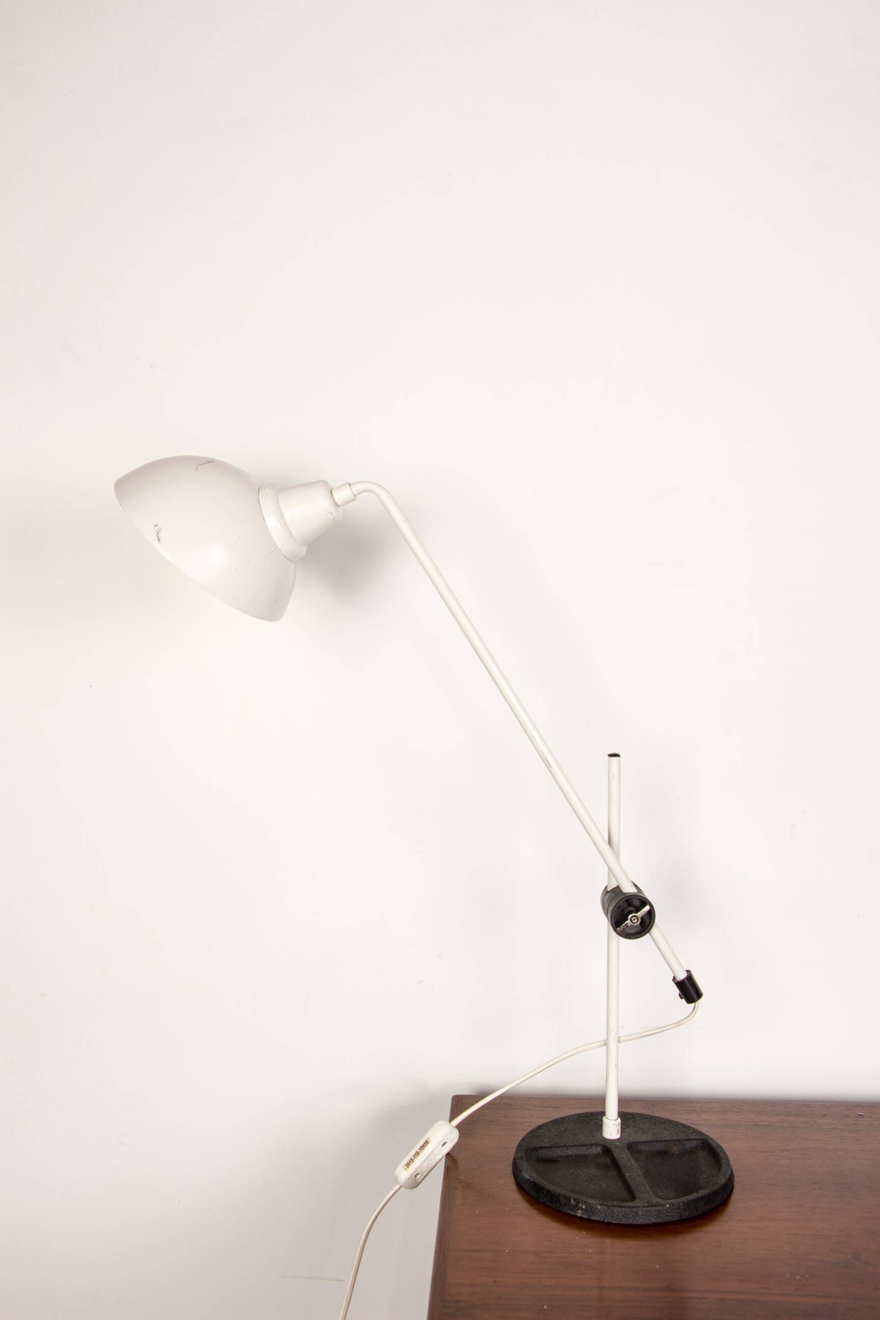 Tilting desk lamp in white metal 1960.