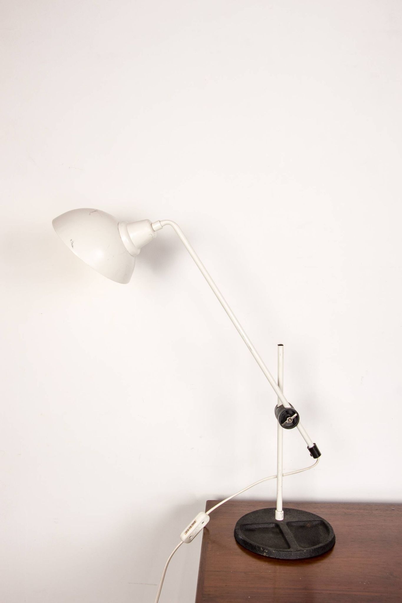 Lampe de bureau inclinable en métal blanc 1960.