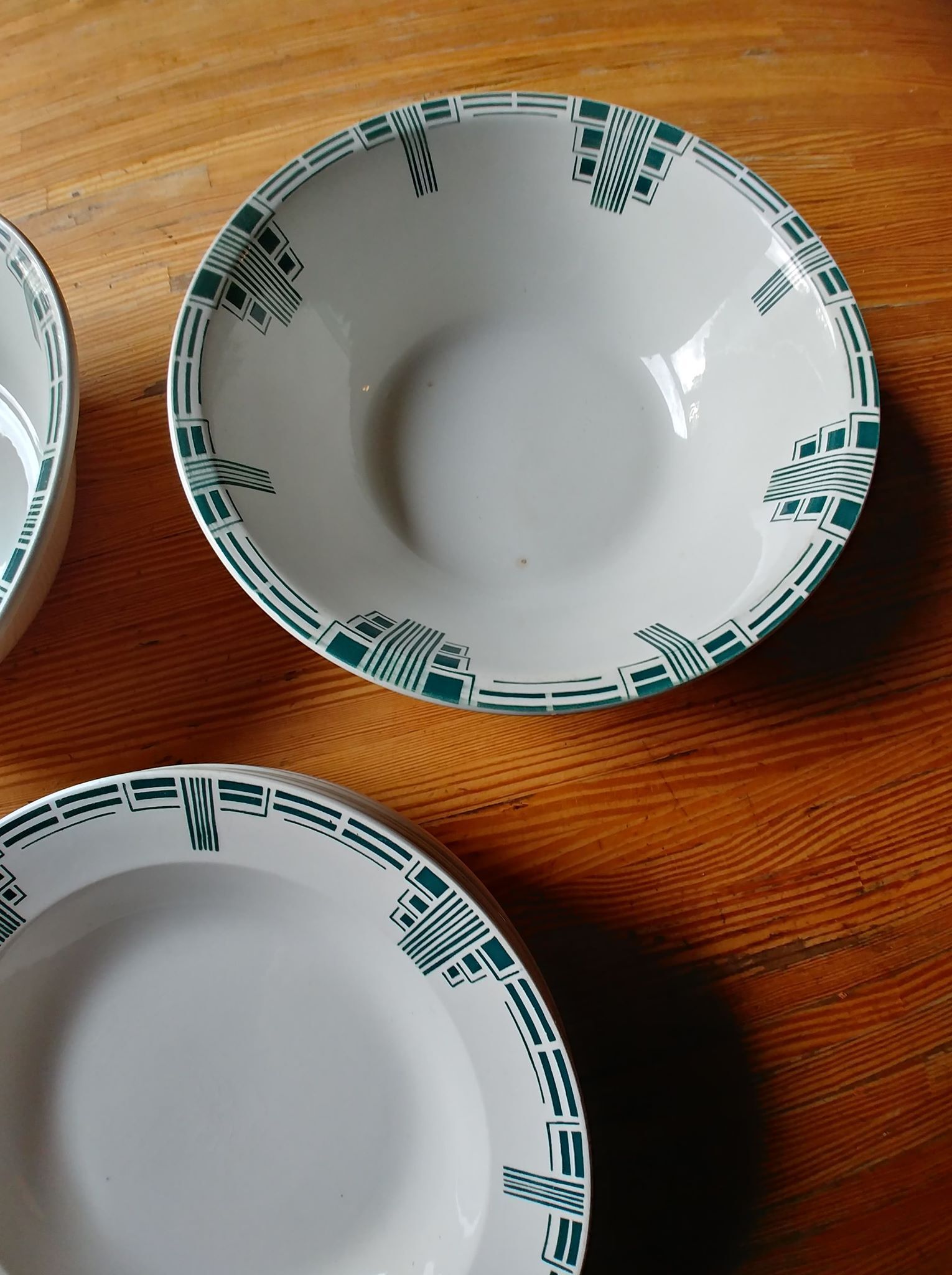Hollow plates and Art Deco dishes in Nimy