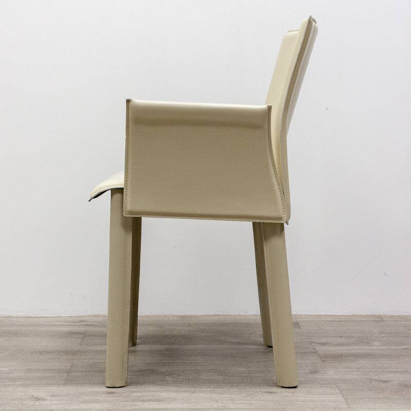 Chaise en cuir beige avec accoudoirs