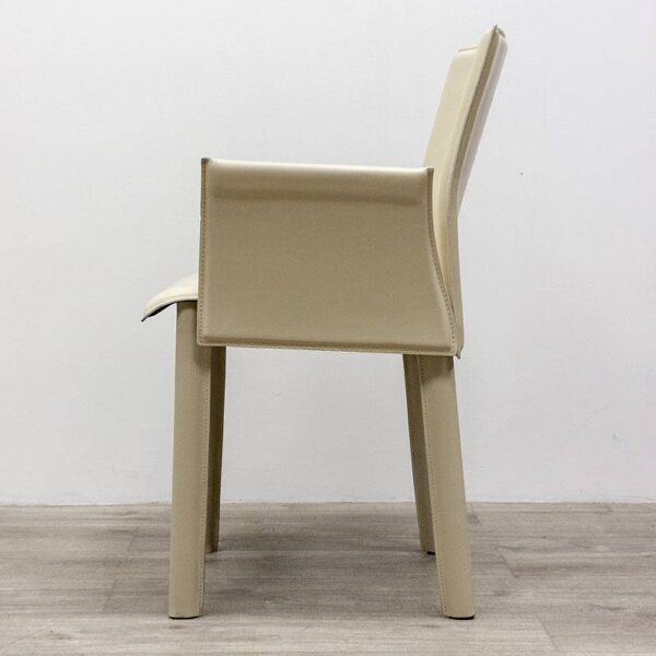 Chaise en cuir beige avec accoudoirs