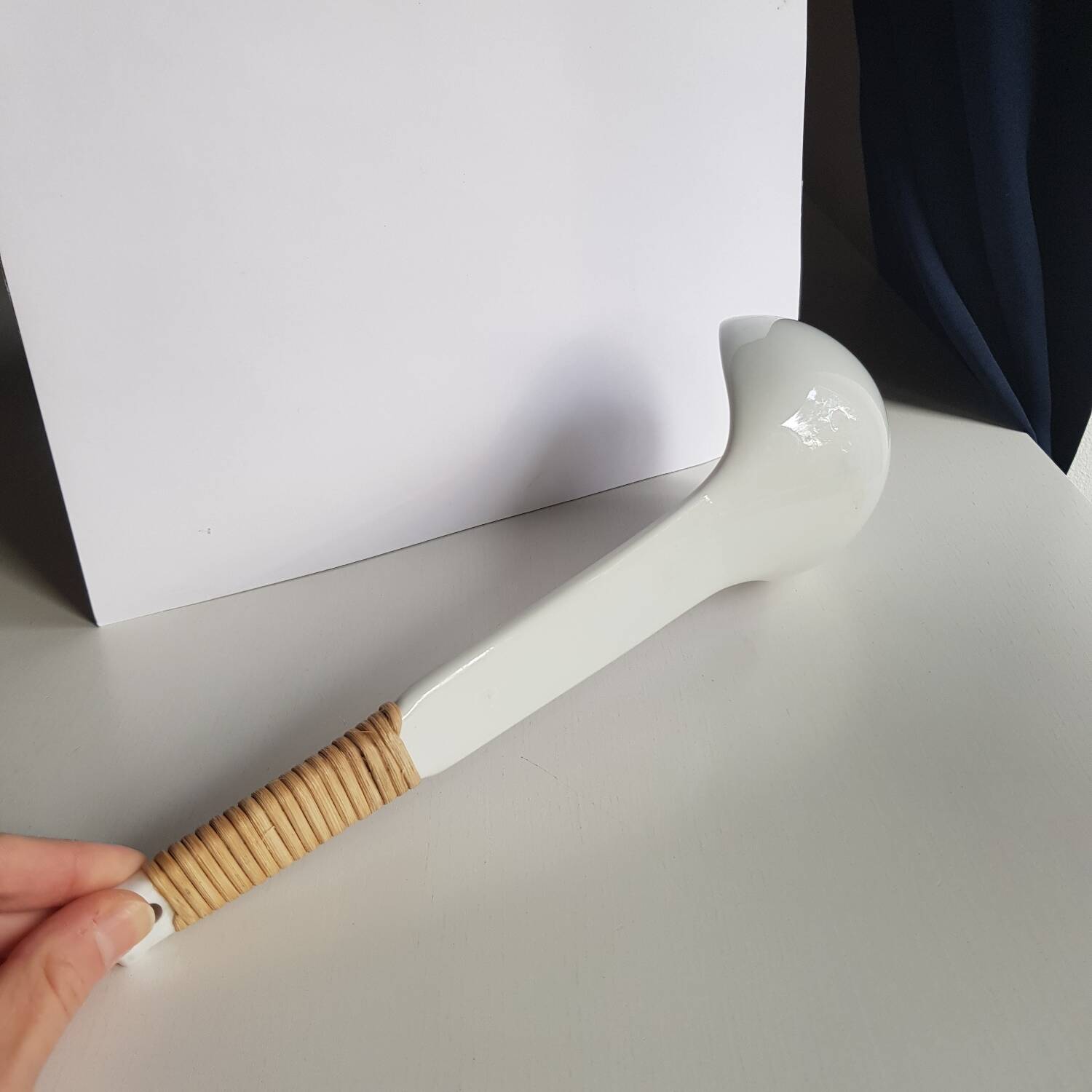 Louche de service à soupe en céramique blanche vintage