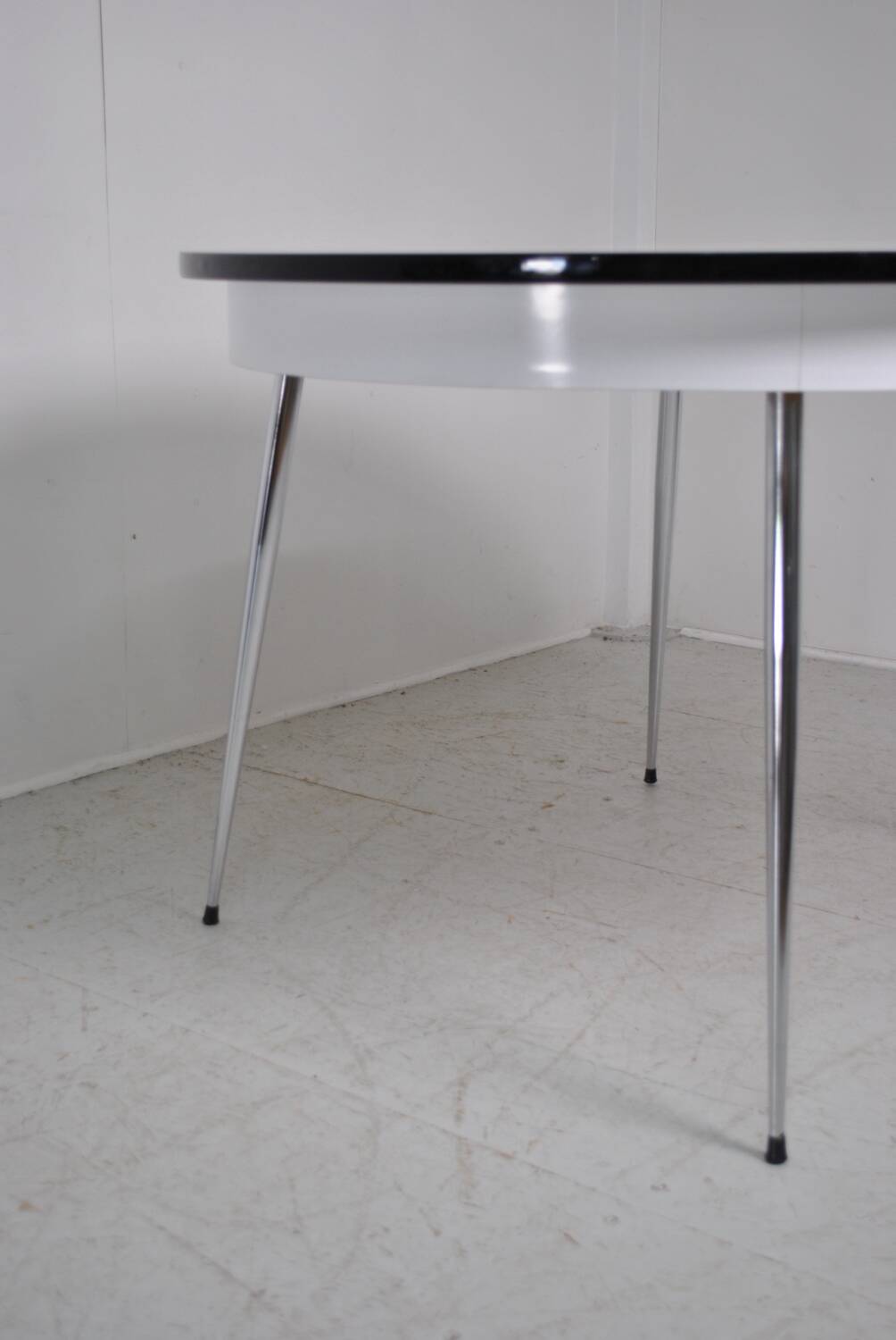Round Formica table 1970