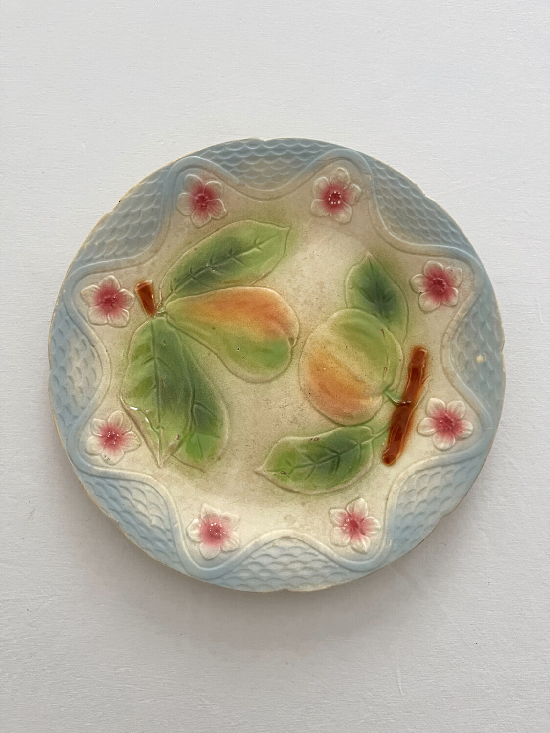 Assiette ancienne en barbotine pomme poire