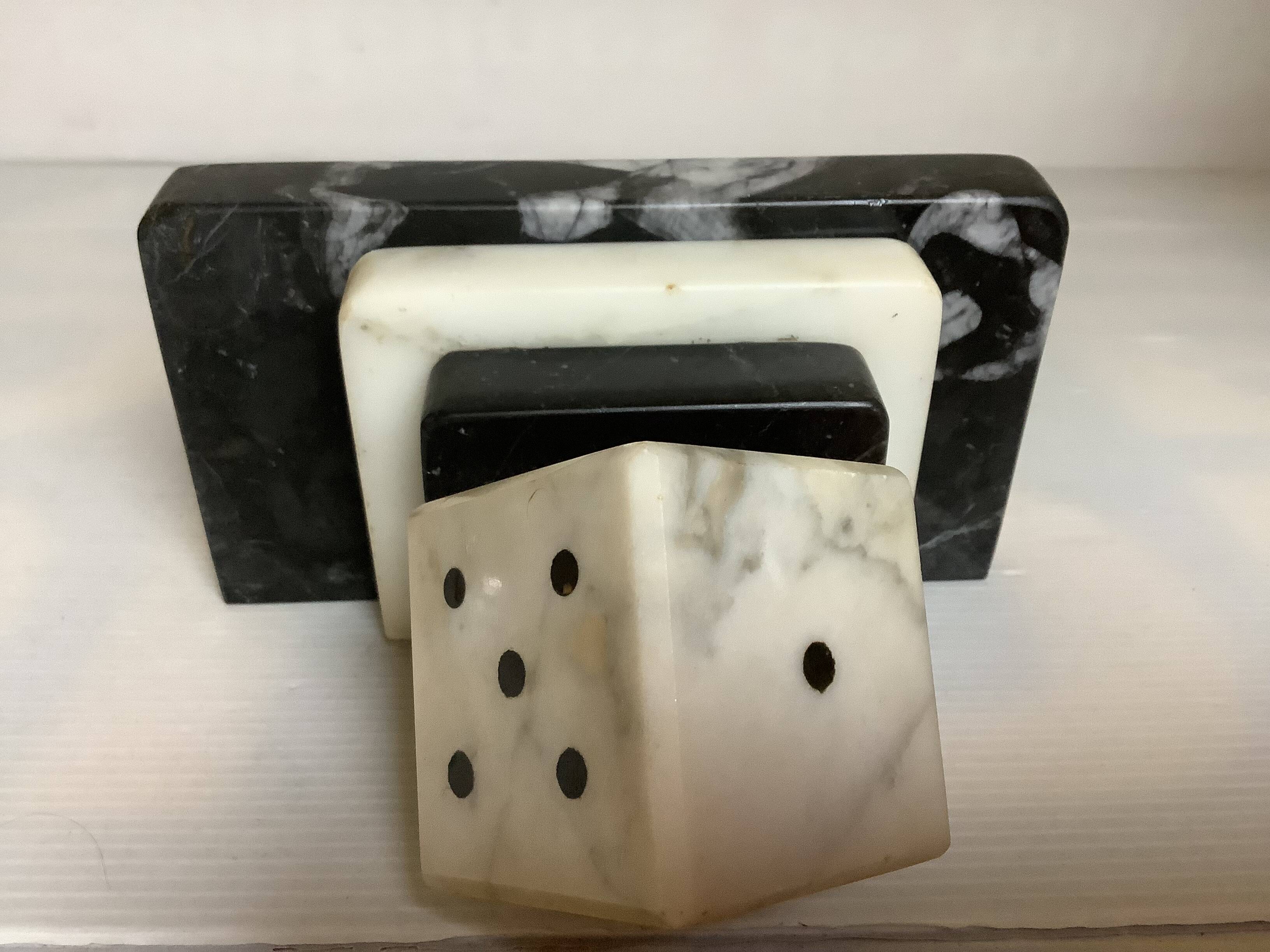 Un serre livre dés à jouer en marbre