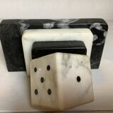 Un serre livre dés à jouer en marbre