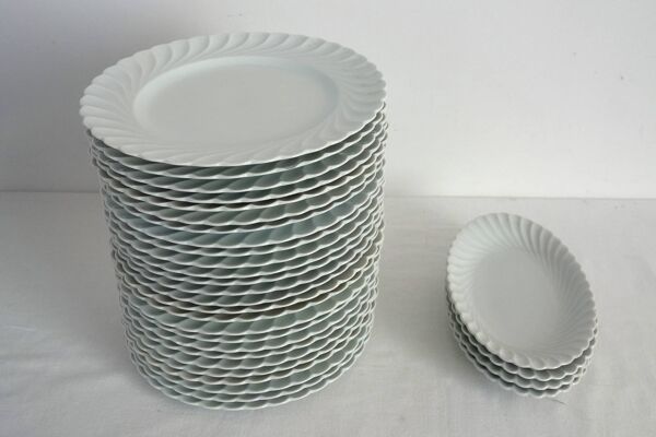 8 assiettes plates en porcelaine blanche torsadée Limoges Haviland
