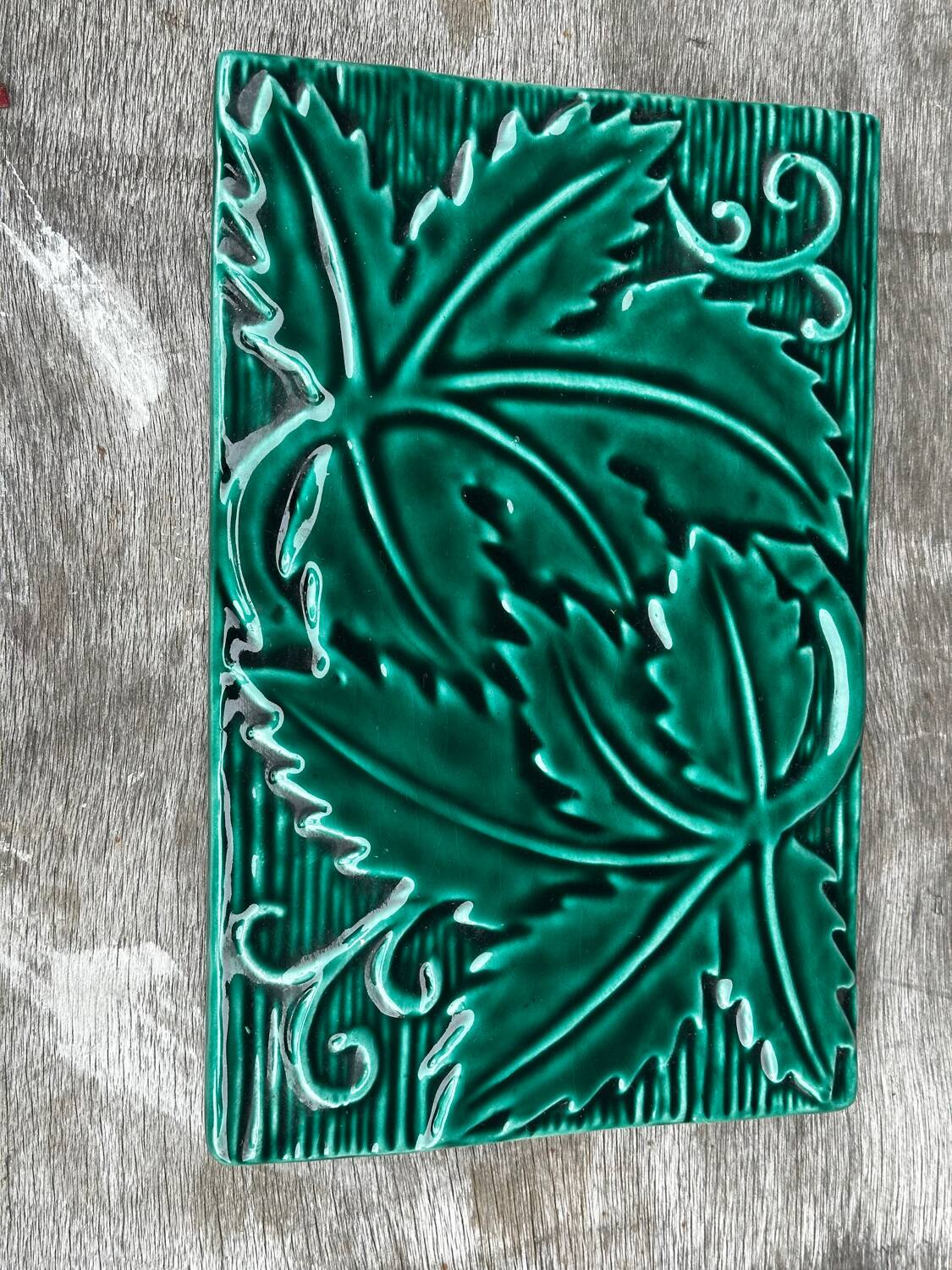 Green Ceramic Trivet with Leaf Decoration - Art Deco Period 1