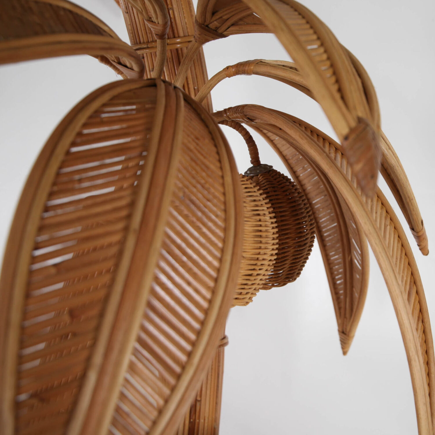 Large "coconut/palm" lamp in rattan