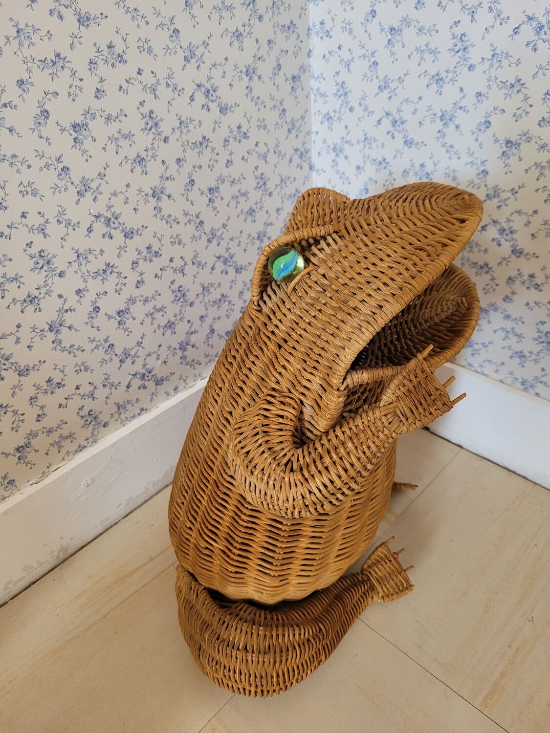 Iconic magazine holder 1970