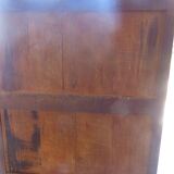 Armoire en noyer  ouvrant par 2 portes et un tiroir passe partout par ses dimensions