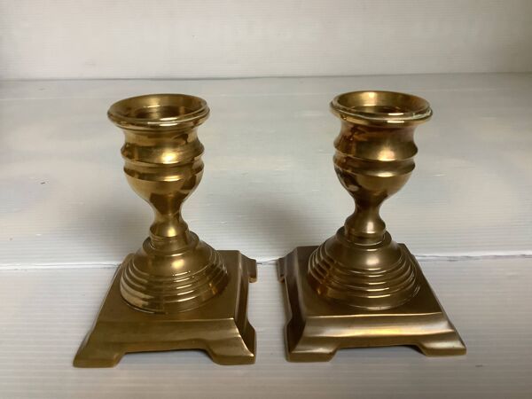 Paire de petits bougeoirs en laiton