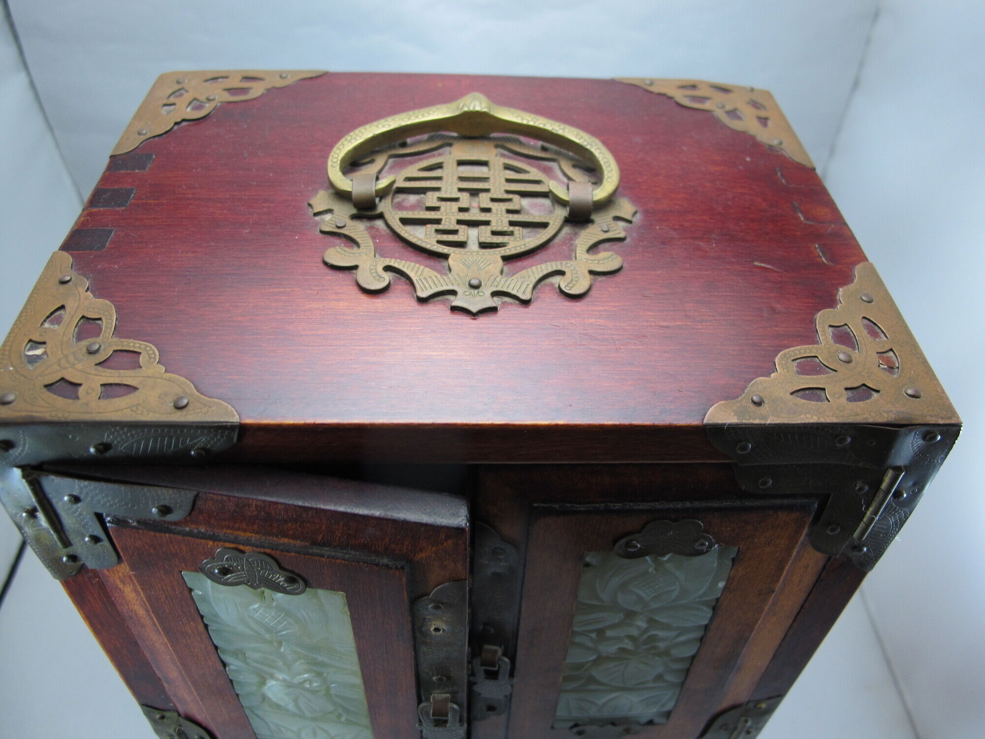 large Wooden Chinese jewelry box decorated with jade plates n°2