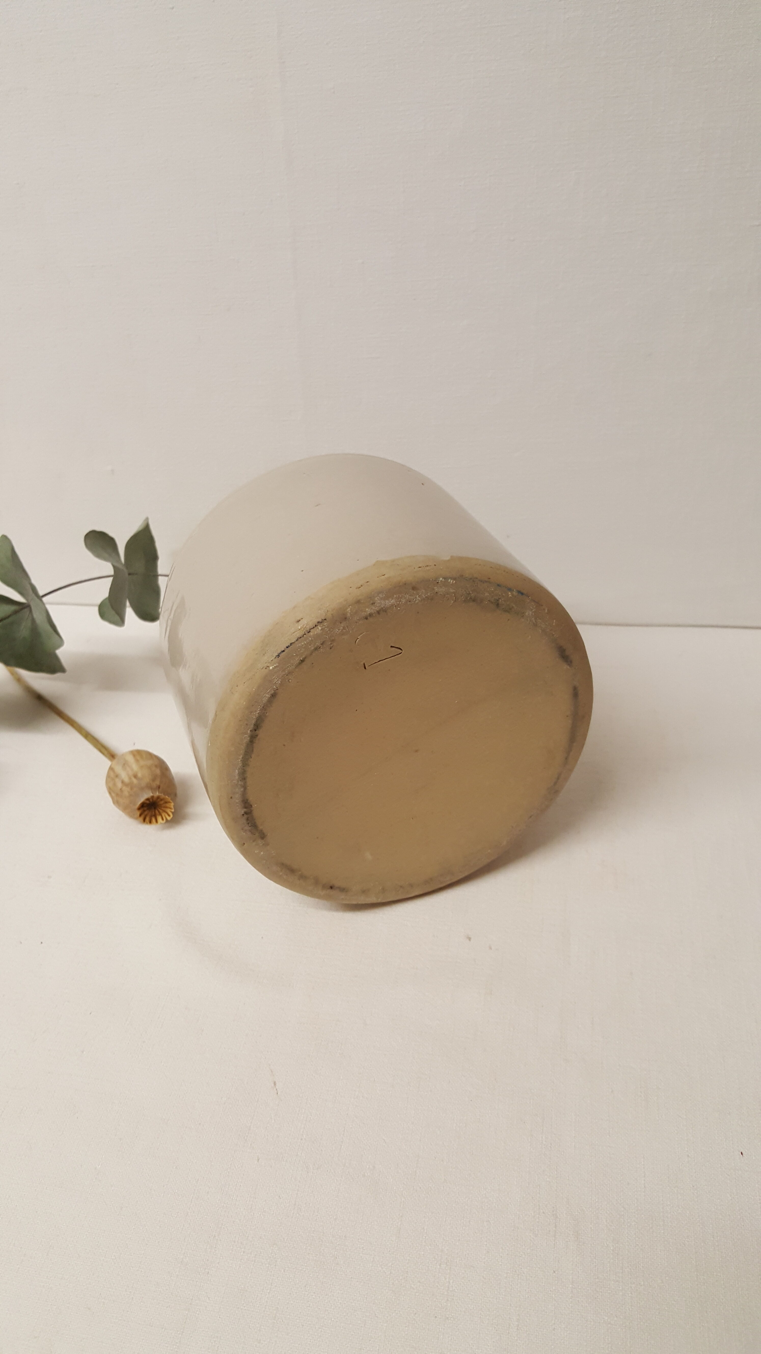 Sandstone pot with lid