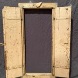 Ancienne fenêtre indienne en bois laqué beige